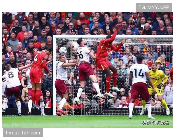 范戴克力压群雄登顶世界后卫榜首，防守实力持续提升引热议